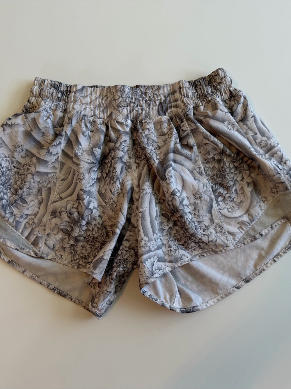 Lululemon Hotty Hot 4” Running Shorts Mini Twine White Floral Size 6 Tennis Yoga - Picture 5 of 12